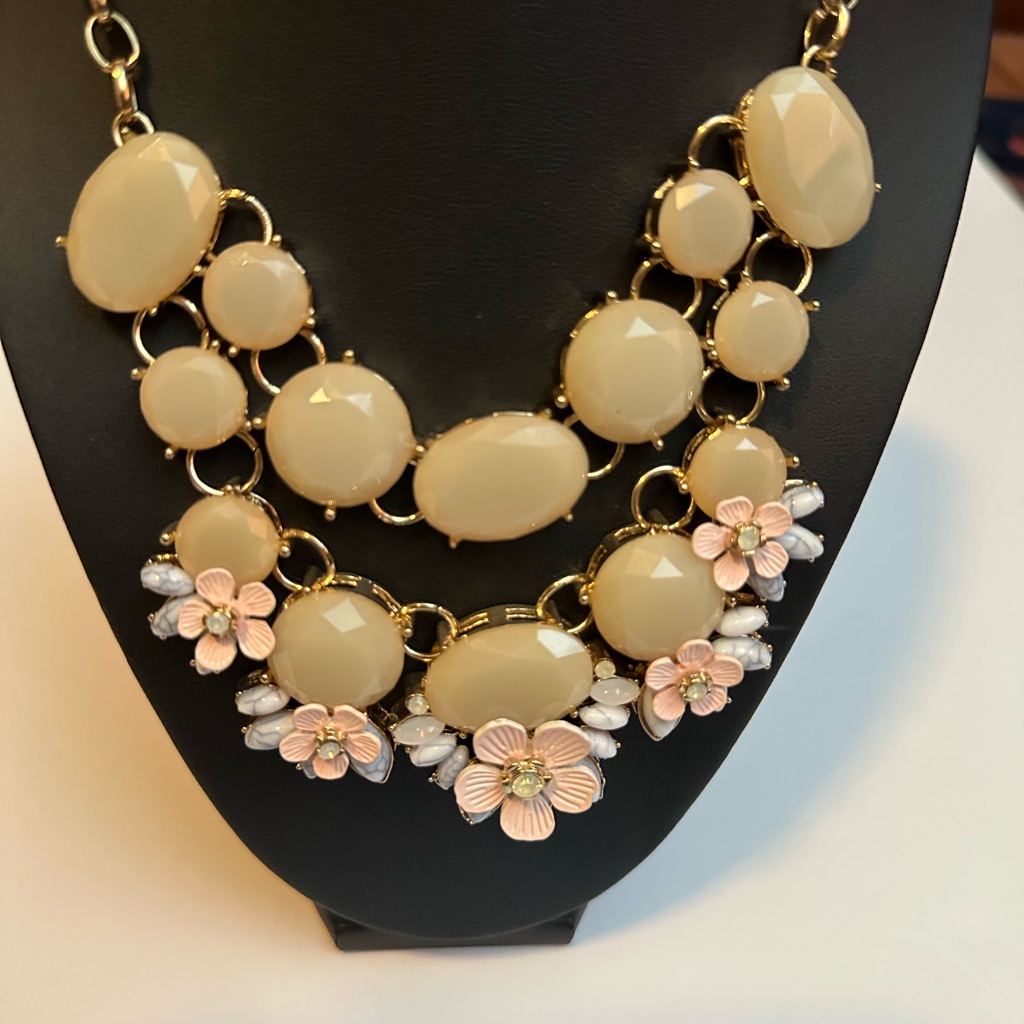 Source Unknown Beige And Pink Floral Bib Necklace With Gold Accents 26$